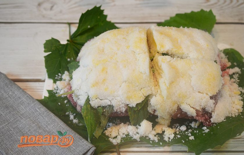 1. Этап. Баранья лопатка в соляной корочке: 5. Запекайте в разогретой до 210 градусов духовке около 1,5 часов. Затем просто разбейте соляную корку и уберите остатки с мяса.