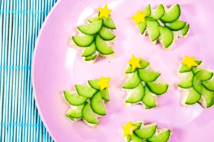 1. Этап. Тосты Елочки: 3. Сверху выложите вырезанные из плавленного сыра звездочки. Можете добавить немного мелко нарезанной зелени в качестве украшения. Приятного аппетита!