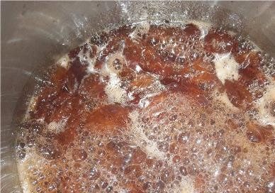 1. Этап. Варенье из белого винограда с косточками: Затем на среднем огне доводим варенье до кипения и уменьшаем огонь. Варим, не забывая помешивать, примерно 1 час и 20 минут.