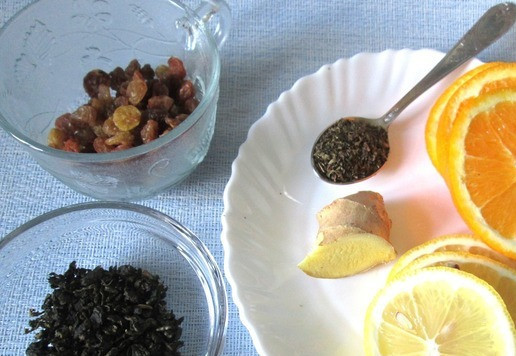 1. Этап. Чай зеленый с ароматными добавками: Продукты. Отмерить зелёный чай. От лимона и апельсина отрезать по три круглых дольки, толщиной 4-5 мм, изюм вымыть, от имбирного корня отрезать кусочек 2 см. Воду довести до кипения. Приготовление чая удобно начать с заваривания ароматной части, чтобы выровнять общее время готовности обоих частей.