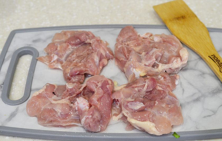 1. Этап. Куриные рулетики с помидорами и сыром: 2. Куриное филе помойте, обсушите. У меня филе бедра.