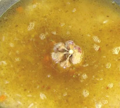 1. Этап. Плов без мяса: 4. Погрузите в плов промытую и неочищенную головку чеснока.