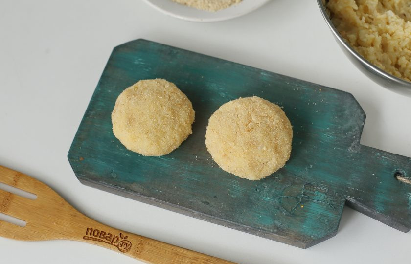 1. Этап. Котлеты из картофеля в мундире: Сформируйте из получившейся массы небольшие котлеты и обваляйте их в панировочных сухарях.