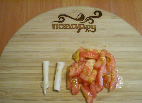 1. Этап. Вегетарианские щи: 4. Порежьте помидор на кусочки. Корень петрушки - пополам.