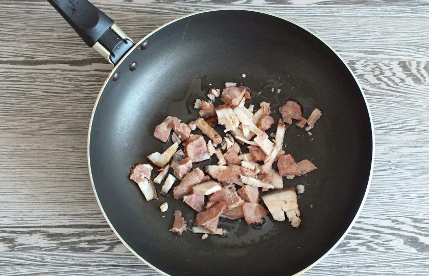 1. Этап. Солянка на говяжьем бульоне: В сковороде обжарьте копченое сало.