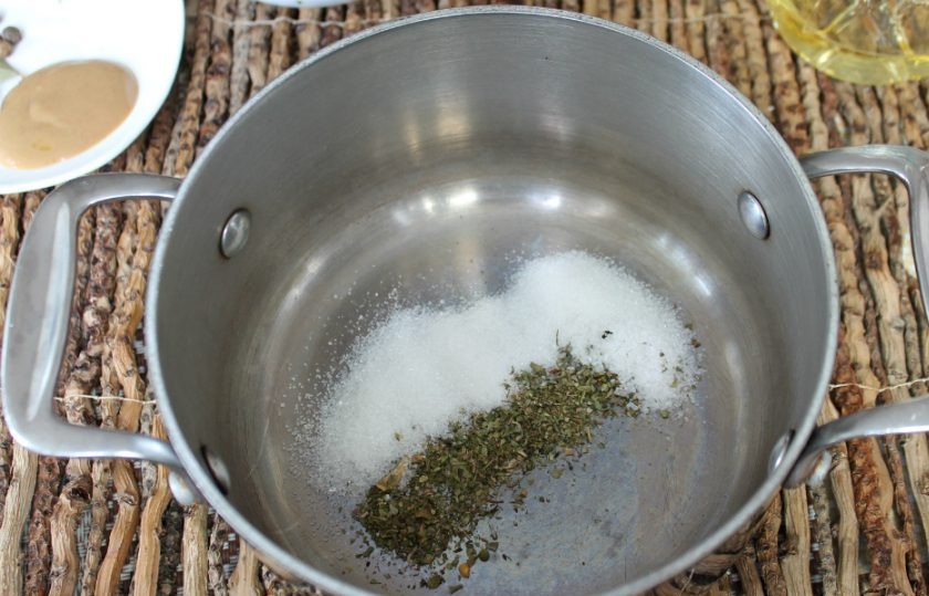 1. Этап. Маринованный виноград с горчицей: В кастрюлю насыпаем соль, сахар и смесь пряных трав. Можно средиземноморские или прованские.