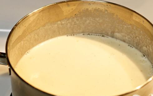 1. Этап. Куриные грудки с пастой и сливочным соусом: 6. Затем в средней кастрюле нагреть куриный бульон на медленном огне, доведя до кипения. Уменьшить огонь до среднего и добавить сливки, молоко, сахар и измельченный чеснок. Перемешать. Довести до кипения и варить, помешивая, в течение 1 минуты. Уменьшить огонь до минимума, добавить тертый сыр Пармезан, соль и перец. Варить на медленном огне около 10 минут, пока сыр не расплавится, а соус не загустеет.