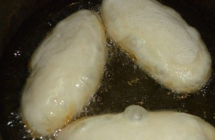 1. Этап. Пирожки из бездрожжевого теста: Пирожки жарьте на разогретом масле.