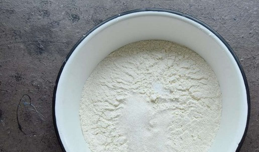 1. Этап. Картофельные булочки с сыром: Соединяю сухие компоненты. В муку добавляю сахар, дрожжи и перемешиваю смесь венчиком.