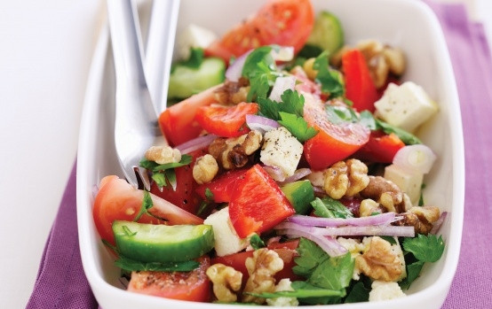 1. Этап. Греческий салат с орехами: Сложить все ингредиенты в глубокий салатник или миску. Посолить, поперчить. Добавить орегано. Полить лимонным соком и маслом. осторожно перемешать. Греческий салат с орехами готов!