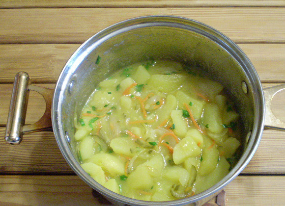 1. Этап. Картошка с солеными огурцами: 9. К готовому картофелю с огурцами добавляем зелень, перемешиваем. Картошка с солеными огурцами готова, приятного! Подавать со сметаной.