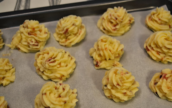 1. Этап. Картофельное пюре с ветчиной: 3. Можете подавать пюре таким, как оно есть уже сейчас. А можете, используя кондитерский мешок, выдавить на застеленный пергаментом противень розочки.