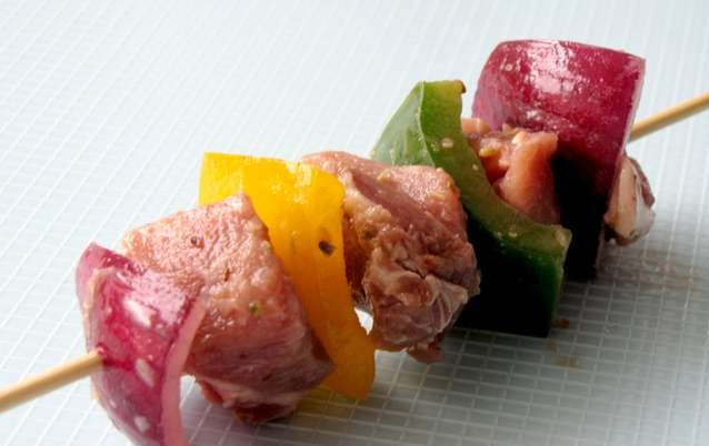 1. Этап. Сувлаки из свинины: Насаживаем на деревянные шпажки поочередно мясо, лук и перец.