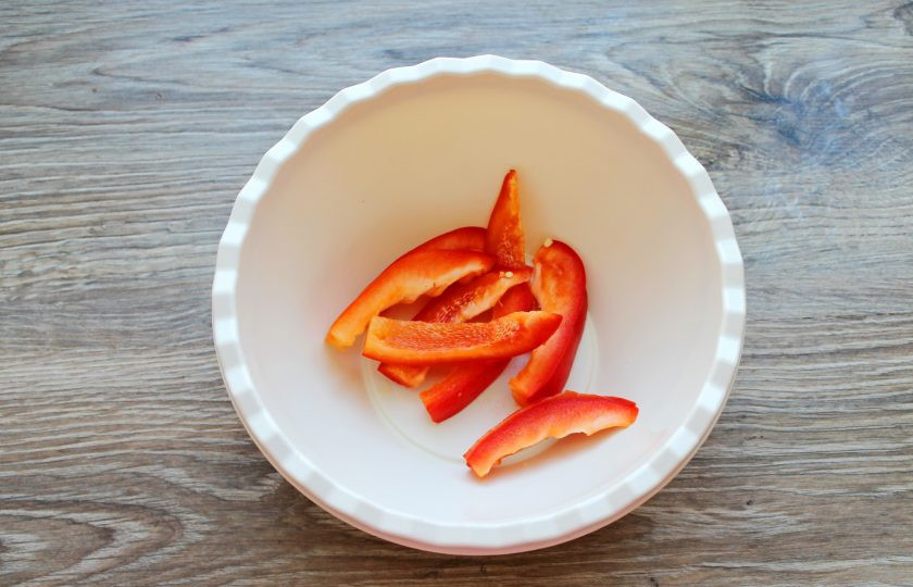 1. Этап. Радужная форель в духовке с овощами: Болгарский перец почистите от семян и плодоножки, порежьте крупными пластинками.