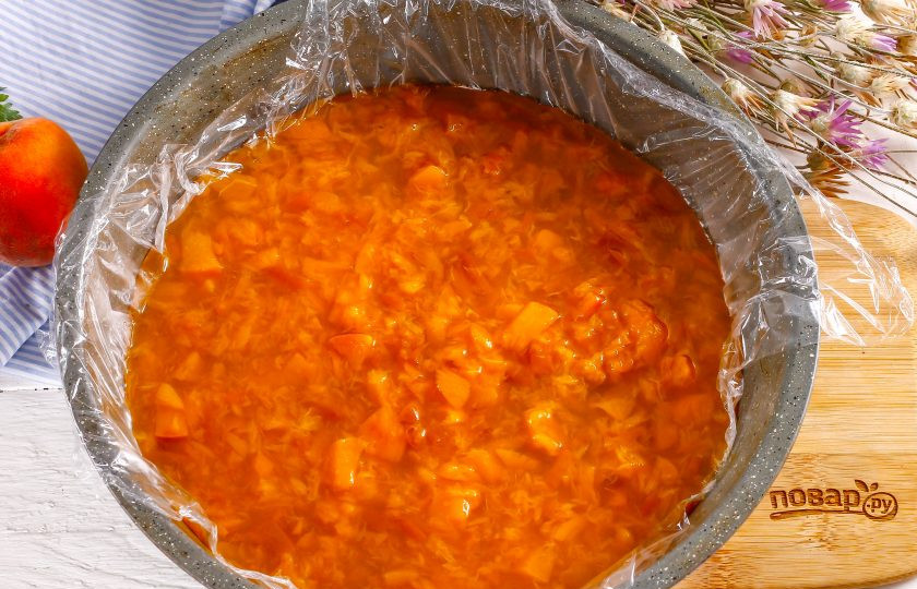 1. Этап. Персиковый компоте для торта: Застелите форму пищевой пленкой. Еще раз тщательно перемешайте персиковую массу, чтобы желатин как следует растворился. Вылейте массу в форму и поместите в холодильник на 2-3 часа или на 1 час в морозильную камеру.