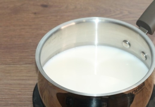 1. Этап. Рисовая полента с баклажаном: 2. Приготовим рисовую поленту. Молоко и воду выливаем в ковшик. Добавляем по вкусу соль и доводим на среднем огне до кипения.