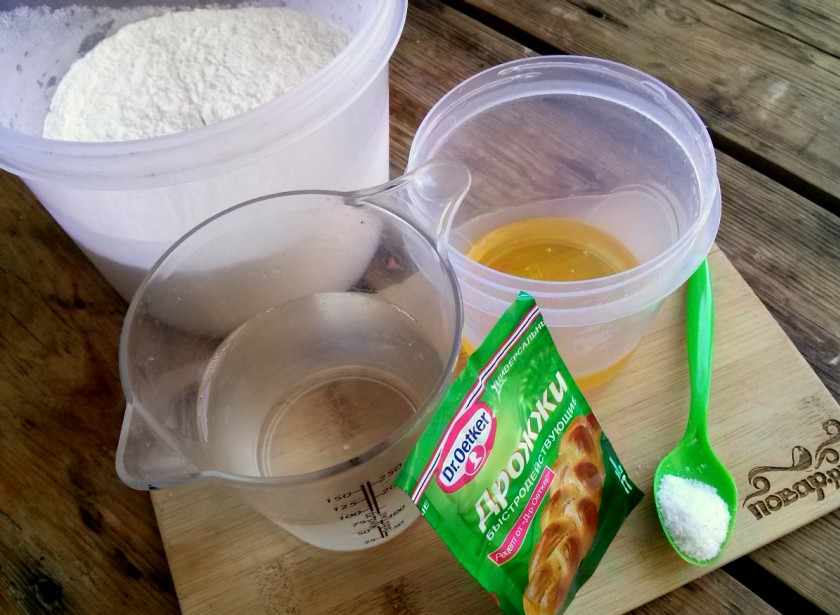 1. Этап. Токаш (лепешка): Нам понадобятся: мука, дрожжи, вода, соль и растительное масло для смазки рук.