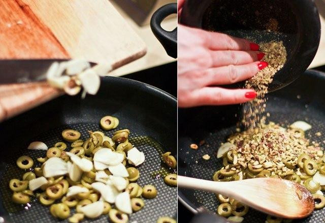 1. Этап. Паста с фисташками и оливками: Разогреваем на сковороде две столовые ложки оливкового масла. Когда масло нагреется, кладем в сковороду нарезанные оливки, чеснок, измельченные фисташки, и обжариваем на среднем огне. Обжаривать минут 7-8 - когда чеснок станет золотистого цвета и будет характерно пахнуть, вы поймете, что сковороду можно снимать с огня.