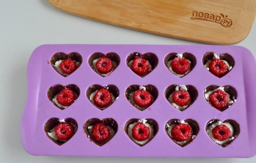 1. Этап. Конфеты Чизкейк в шоколаде: Вставьте по центру по малинке.