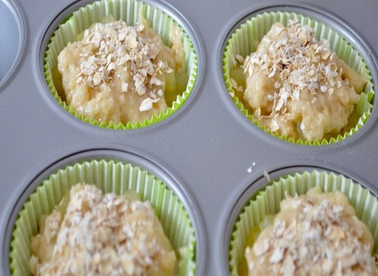 1. Этап. Веганские кексы с яблоками: 4. Накройте яблоки тестом и посыпьте овсяными хлопьями.