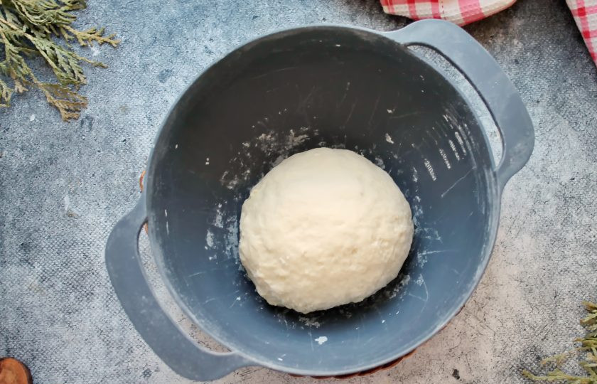 1. Этап. Лакский хинкал: Пока варится баранина, займитесь тестом. Для этого в миске смешайте воду, соль, яйцо, растительное масло, перемешайте. Просейте в миску муку и замесите однородное тесто. Накройте и дайте постоять 15 минут.