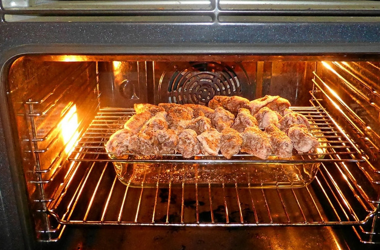 1. Этап. Курица в кисло-сладком соусе с медом: Выложите крылышки на противень или решетку и отправьте в духовку на 40 минут. Температура — 190 градусов.