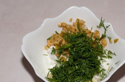 1. Этап. Чесночно-сметанный соус: 6. Укроп вымыть и просушить. Измельчить и добавить в соус. Можно добавить и другую свежую зелень по вкусу. Все тщательно перемешать и все, чесночно-сметанный соус в домашних условиях готов к подаче.