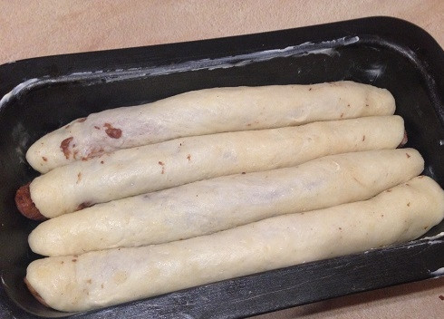 1. Этап. Леопардовый бриошь: 13. Смазываем форму для выпечки сливочным маслом и укладываем колбаски. Внизу их 3, а остальные сверху. Форму лучше брать выше, чем у меня (у меня стандартная форма для кексов или для выпечки хлеба).