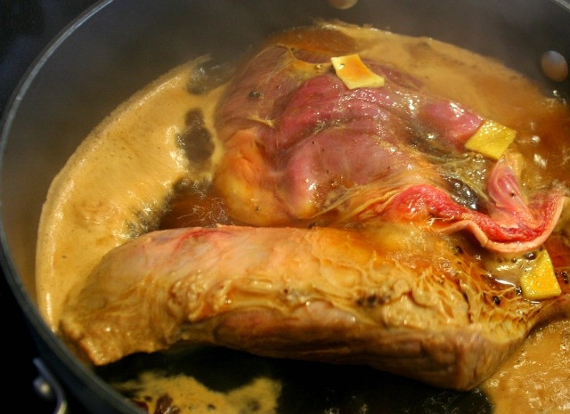 1. Этап. Тушенная в соевом соусе говядина: 4. На сильном огне доведите до кипения, после уменьшите огонь до минимума. Оставьте мясо тушиться до мягкости.