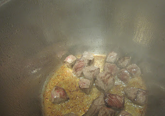 1. Этап. Лагман с баклажанами: Мясо порезать на кусочки и обжарить на разогретом растительном масле.