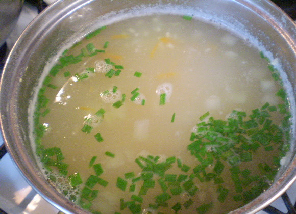 1. Этап. Рыбный суп для детей: 7. Когда овощи будут полностью готовы, верните в суп рыбу и зелень и проварите еще 5 минут суп. Для рыбного супа можно взять из зелени укроп или зеленый лук. Суп готов. Для деток среднего и старшего возраста можно подать так к столу, добавив порционно по ложечке сметаны.