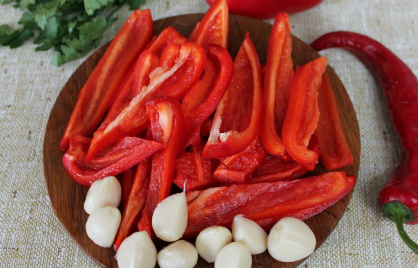 1. Этап. Помидоры в аджике на зиму: В томат добавляем пропущенный через мясорубку болгарский перец, чеснок и острый перец. Должно получиться, примерно, 800-900 мл.