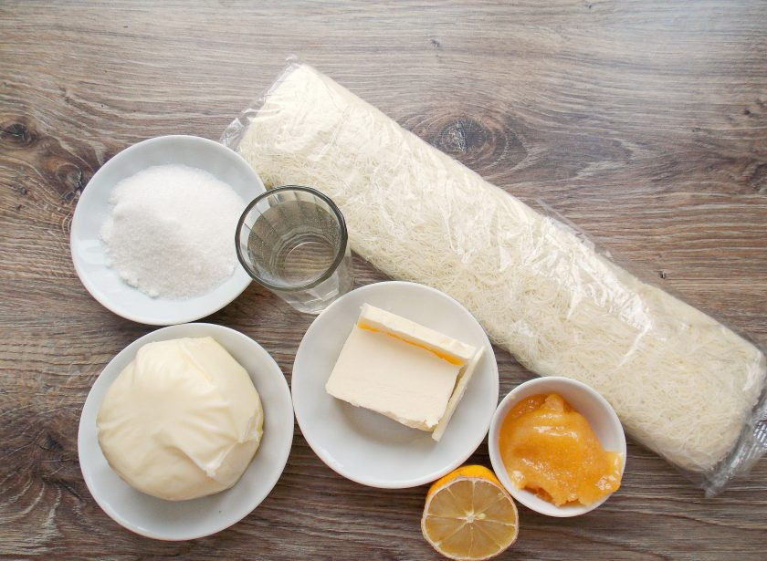 1. Этап. Кюнефе: Подготовьте все необходимые ингредиенты для приготовления десерта Кюнефе. Тесто извлеките из морозилки и разморозите при комнатной температуре.