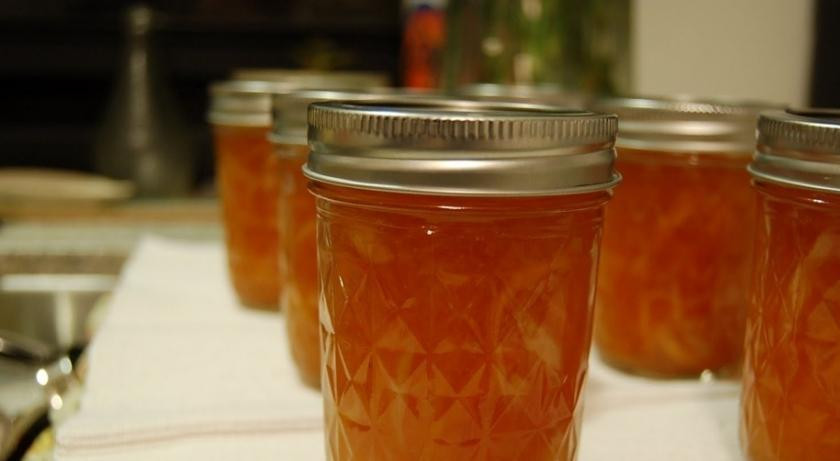 1. Этап. Апельсиновый джем: Стерилизуем банки около 7 минут с неплотно закрытой крышкой, а затем крышки плотно закрываем.