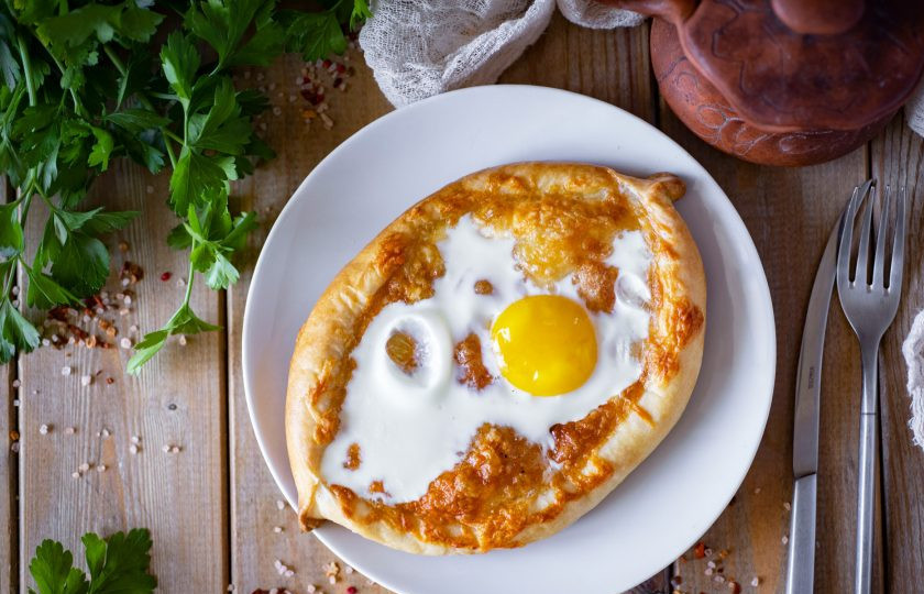 1. Этап. Хачапури по-аджарски на кефире: Готовые хачапури по-аджарски сразу же подавайте к столу. Приятного аппетита!