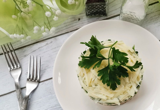 1. Этап. Слоёный рыбный салат Лето: ТЕПЕРЬ ГЛАВНОЕ: Собирая салат, каждый следующий слой нужно слегка придавливать, уплотнять, НО НЕ СИЛЬНО, БЕЗ ФАНАТИЗМА! Салат должен держать форму, но при этом не терять своей воздушности!