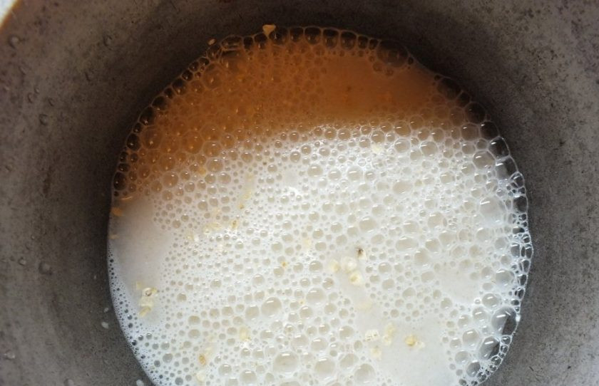 1. Этап. Каша из овсяной крупы на воде: Влейте воду. Доведите кашу до кипения, а потом варите её 5-7 минут на медленном огне.