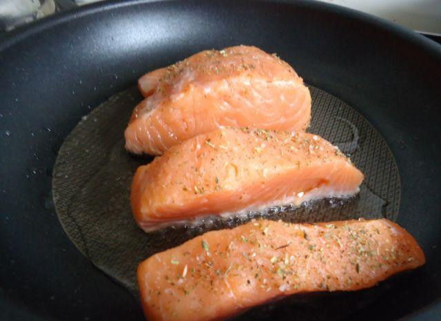 1. Этап. Жареная семга: В сковороде разогреваем совсем небольшое количество масла, кладем туда рыбку. Обжариваем где-то по полторы минуты с каждой стороны - больше не надо, рыбка очень мягкая. Как только покроется корочкой - можно снимать с огня.