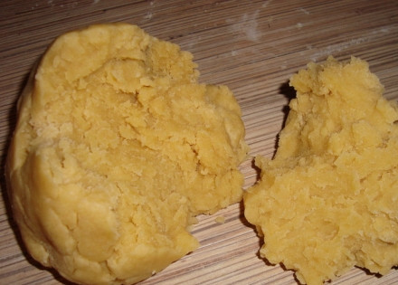 1. Этап. Печенье Муравейник: Всыпать муку с разрыхлителем и вымесить густое тесто.