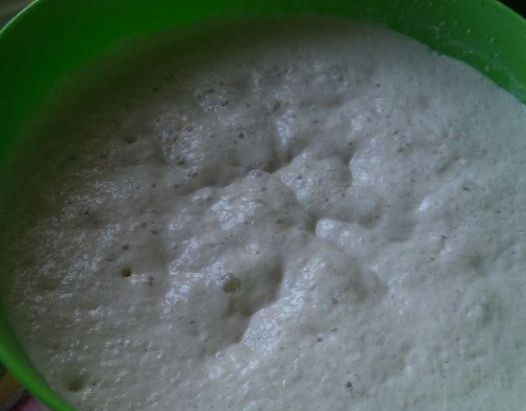 1. Этап. Постные блины на дрожжах: Накройте миску полотенцем и поставьте в теплое место на 1 час. После того, как тесто подошло, взбиваем-перемешиваем его.