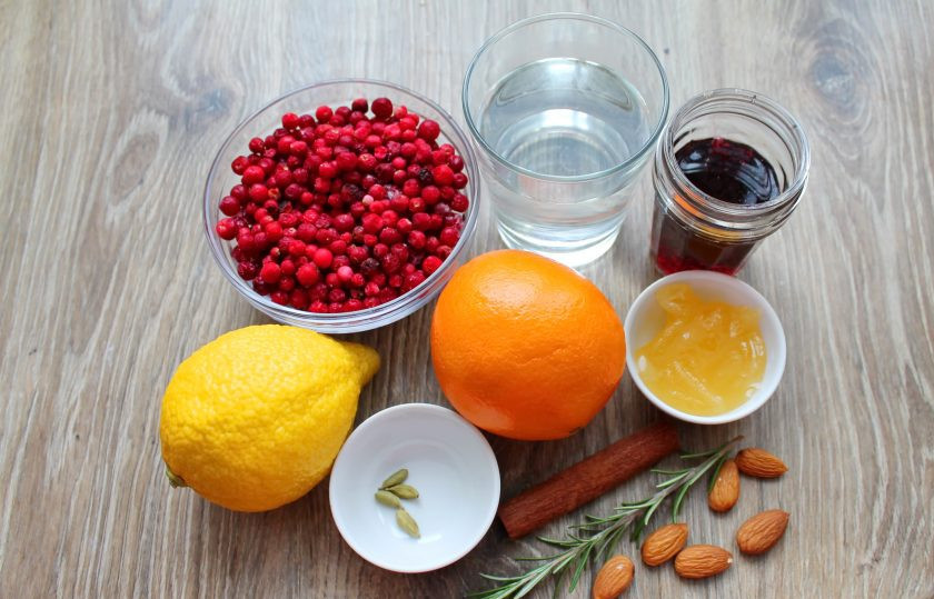 1. Этап. Брусничный глинтвейн: Подготовьте все необходимые ингредиенты для приготовления напитка. Фрукты тщательно вымойте, ягоды переберите.