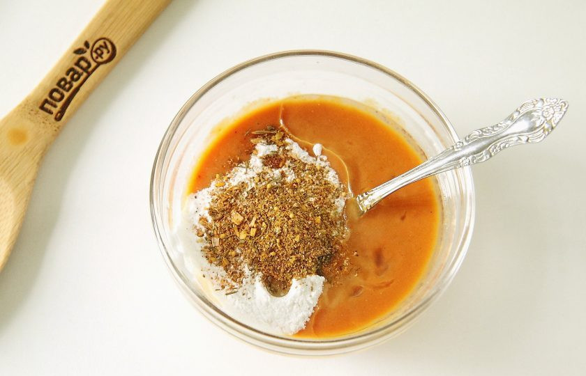 1. Этап. Маринад для мягкого мяса: Добавьте к нему горчицу, томатную пасту и перемешайте. Влейте растительное масло, добавьте крахмал, соль и любимые специи.