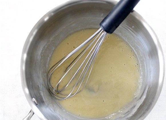 1. Этап. Запеченный картофель с брокколи и сыром: 3. Добавьте в кастрюлю сливочное масло и муку, варите на среднем огне постоянно помешивая, после появления пузырьков готовьте в течение 1 минуты.