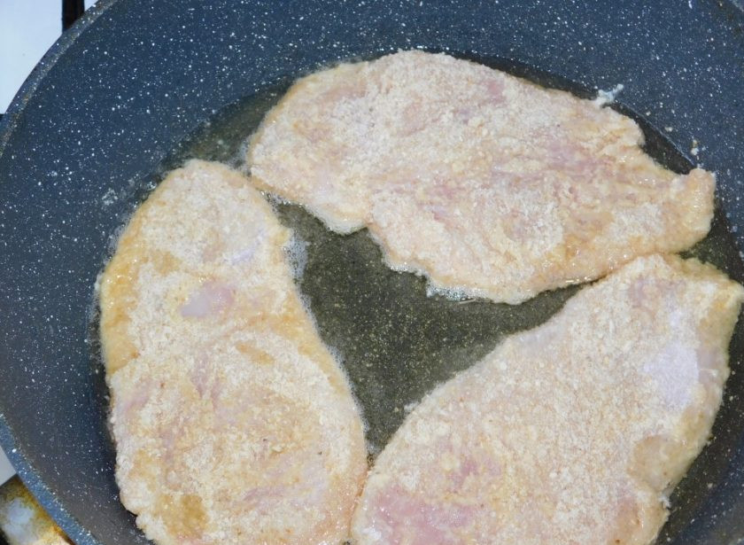 1. Этап. Куриный шницель с соусом: Обжарьте с двух сторон по 2-3 минуты. Затем выложите на салфетку, чтобы стек лишний жир.