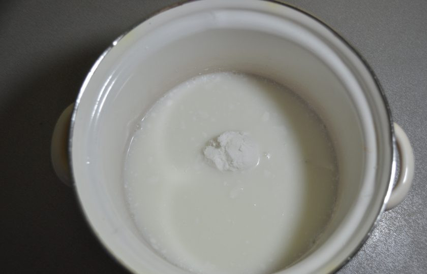 1. Этап. Бабушкина каша: Влейте в кастрюлю молоко и воду. Добавьте кокосовое молоко, соль и сахар. Поставьте на огонь.