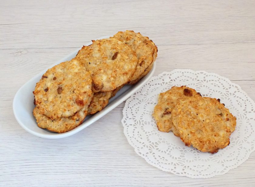 1. Этап. Творожное печенье без муки: Готовое печенье достаньте из духовки. Оставьте на противне до полного охлаждения. После снимите с листа. Переложите в вазочку.