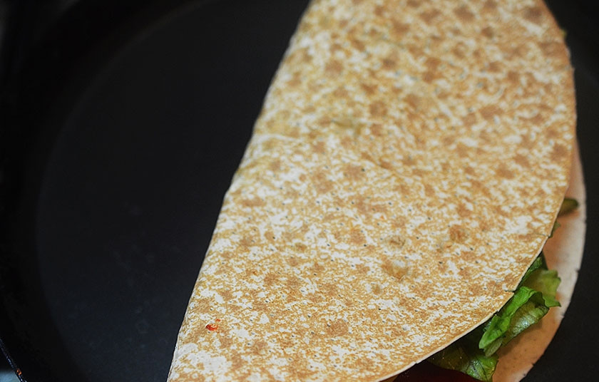 1. Этап. Овощная кесадилья с красной фасолью: 8. Накройте второй половиной тортильи и обжарьте на сковороде.