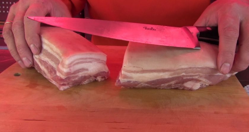 1. Этап. Копченая грудинка: Промойте мясо. Удалите пленки. Разрежьте на небольшие куски.