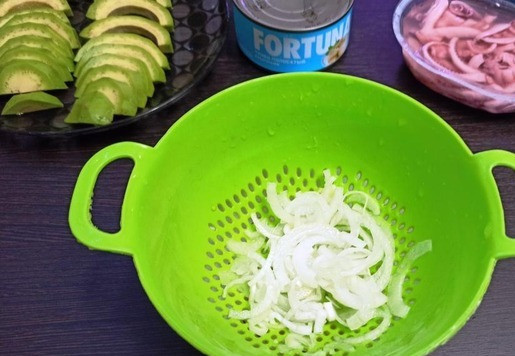 1. Этап. Салат Морское путешествие: Лук нарезать четверть кольцами (или перьями), промыть в холодной воде от остроты. Откинуть на дуршлаг. Посыпать щепоткой сахара и слегка помять. Сахар класть не обязательно, просто мне нравится.