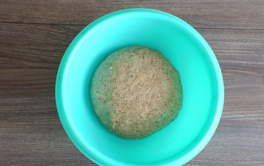 1. Этап. Пшеничный хлеб с солодом: Готовое тесто должно получиться мягким, податливым. Округлите его, переложите в чашу, затяните пищевой плёнкой и уберите на 1 час в тёплое, без сквозняков место.